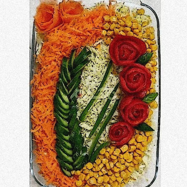 مدل سالاد کاهو با تزئین خیار و گوجه و هویج