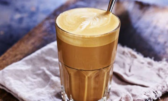 طرز تهیه قهوه لاته با فوم شیر؛ راهنمای کامل برای لاته‌ای خوشمزه و حرفه‌ای